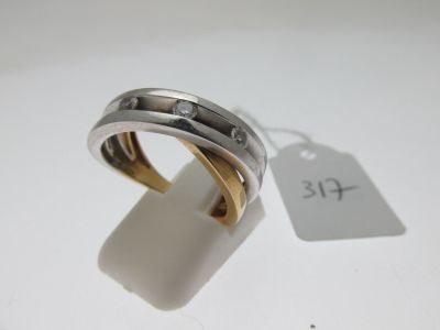 une bague en argent et en or, à laquelle est attachée une étiquette