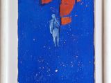tableau représentant un homme debout devant un mur rouge et bleu