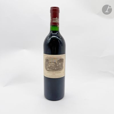 une bouteille de vin posée sur une table