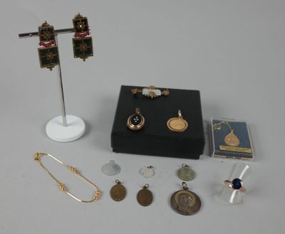 un assortiment de bijoux comprenant des boucles d'oreilles, des colliers et un livre