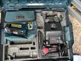 une trousse à outils dans une mallette posée par terre