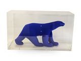 un ours polaire bleu dans une boîte transparente sur fond blanc