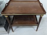 un plateau en bois posé sur une table