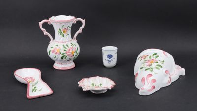 une petite collection d'objets en porcelaine posés sur un fond noir
