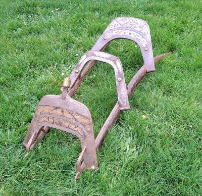 une vieille paire d'outils en métal qui traînait dans l'herbe