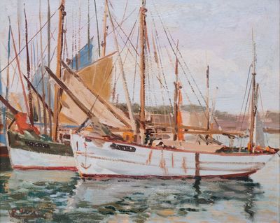une peinture représentant un bateau dans l'eau avec d'autres bateaux à l'arrière-plan