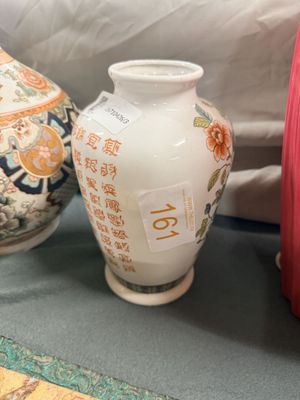 deux vases posés sur une table l'un à côté de l'autre