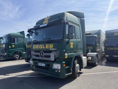 de nombreux camions garés sur un parking