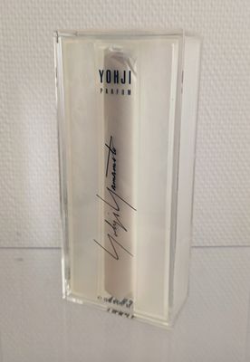 une photo d'un flacon de parfum avec une étiquette dédicacée