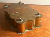un petit objet métallique posé sur une table en bois