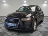 L'Audi QX noire est garée sur un sol à damier.