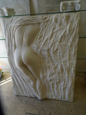 Un haut relief en plâtre représentant un nu de dos