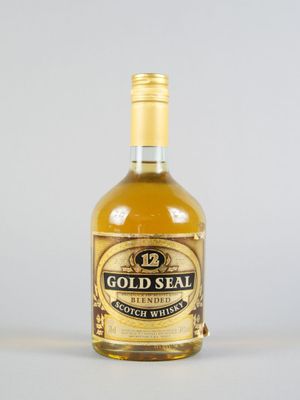 un gros plan sur une bouteille de whisky écossais « Gold Seal »