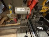 une photo d'une machine en train de scier un morceau de bois