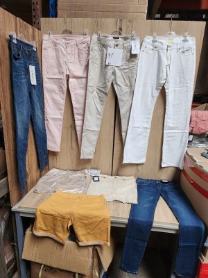 Lot de 8 pantalons et des shorts femme, tailles 36, différents coloris