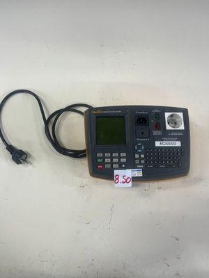 un petit appareil électronique posé sur une surface blanche
