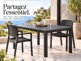 une table et des chaises noires sur une terrasse avec vue sur l'océan