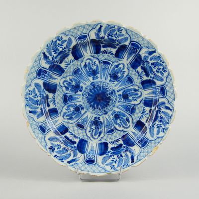 une assiette bleue et blanche avec un motif circulaire