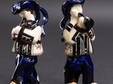 deux figurines représentant un homme et une femme avec un appareil photo