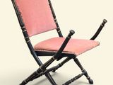 une chaise rose posée sur une surface blanche