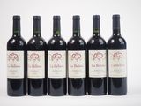 six bouteilles de vin rouge alignées sur une surface blanche