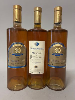 trois bouteilles de vin posées sur une table blanche