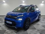 une citrole bleue garee sur le sol en damier d'un garage