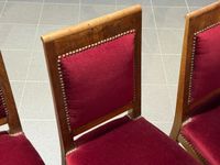 Six chaises en noyer blond, garniture de velours rouge. (photo 3)