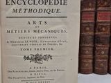 un livre posé sur une table, à côté d'une rangée de livres