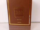 une image représentant un livre marron posé sur une table blanche