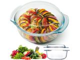 un saladier en verre rempli de légumes à côté d'un saladier de légumes