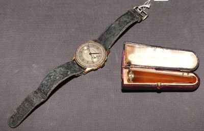 une montre posée à côté d'un petit étui