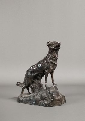 statue en bronze représentant un chien et un chat sur un rocher