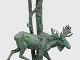 sculpture en bronze représentant un élan et un cerf sur un rocher, avec une bougie