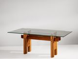 une photo d'une table en verre avec des pieds en bois et un plateau en verre