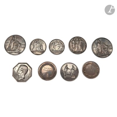 six types de pièces différents sont présentés sur une surface blanche