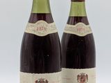 deux bouteilles de vin rouge posées l'une à côté de l'autre sur une surface blanche