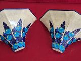 deux fleurs bleues peintes sur le côté de deux parapluies