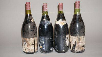 quatre bouteilles de vin sont alignées