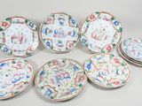 six assiettes ornées de motifs floraux sont disposées sur un fond blanc