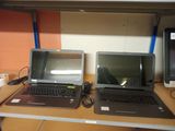 deux ordinateurs portables posés sur un bureau