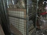 une cage métallique contenant tout un tas d'objets