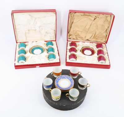 deux tasses et soucoupes sont posées sur un plateau dans un coffret rouge