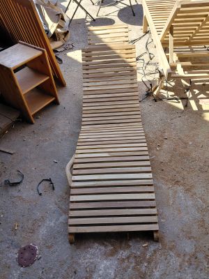 a wooden walkway made out of pallets on the ground