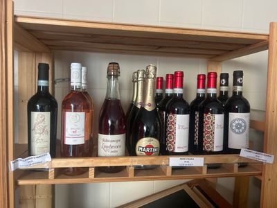 de nombreuses bouteilles de vin posées sur une étagère dans la cuisine