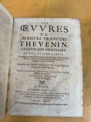 un vieux livre ouvert sur une table