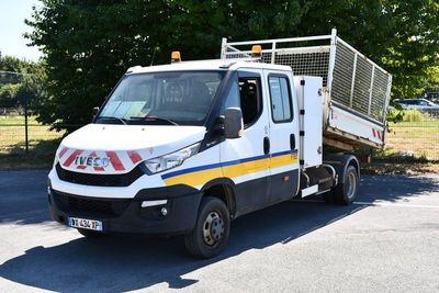 un camion blanc garé sur le parking