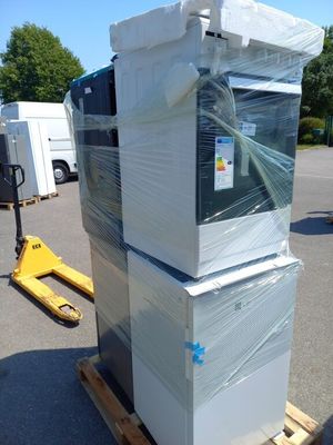 une pile de cartons posée sur une palette dans un parking