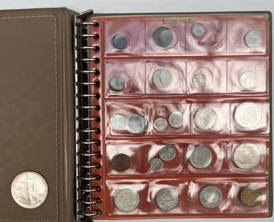 un livre dans lequel se trouvent plein de pièces de monnaie
