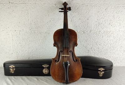 a violin that is sitting next to a case